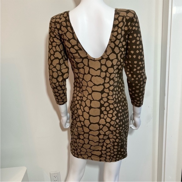 WILFRED | Giraffe Print Body Con Mini Dress with Light Shoulder Pads - Picture 4 of 4